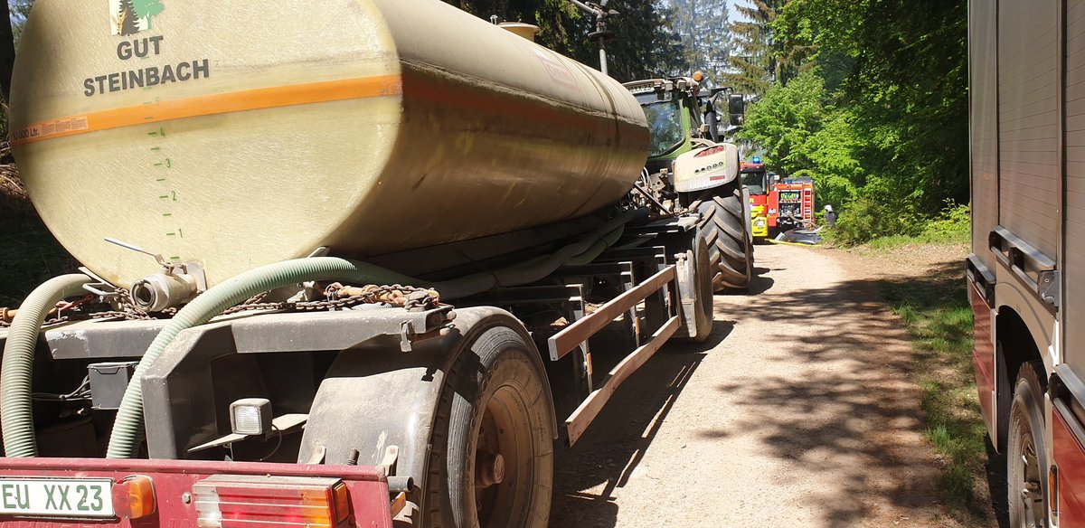 #Einsatzinfo der #Feuerwehr #Euskirchen-Waldbrandbekämpfung im Schweinheimer Wald mit den Kameraden aus #Rheinbach ,#Weilerswist,#BadMünstereifel und den umliegenden #Landwirten. Seit 11 Uhr stehen 300qm gerodete Waldfläche in Flammen.