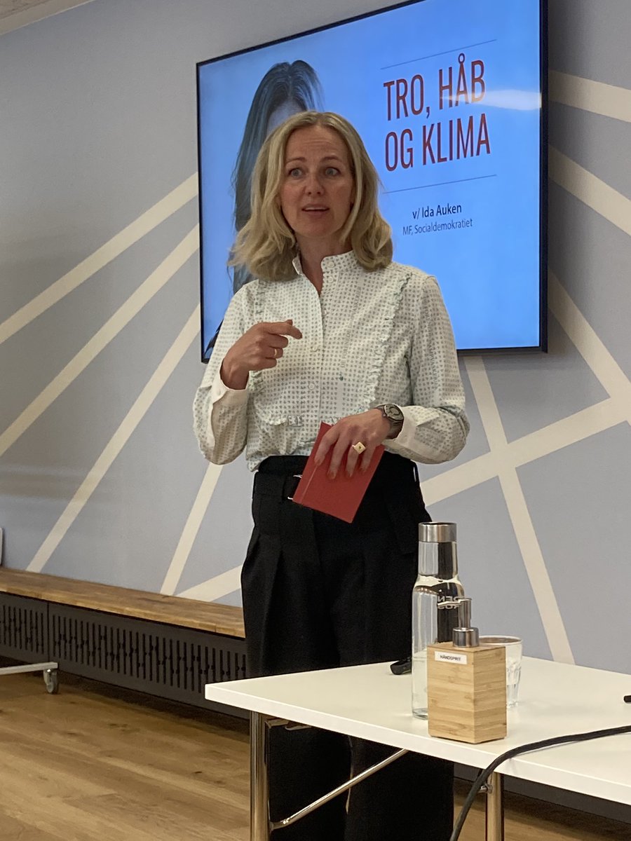 MunkRyom's tweet photo. #ACkonference kom Ida Auken med et oplæg om betydningen af de 5 s’er for at sætte handling bag ordene om forandring: Social, Symbol, Support, Signal, Stories - optimisme er en pligt #dkpol #grønomstilling https://t.co/Fe9tEG6291