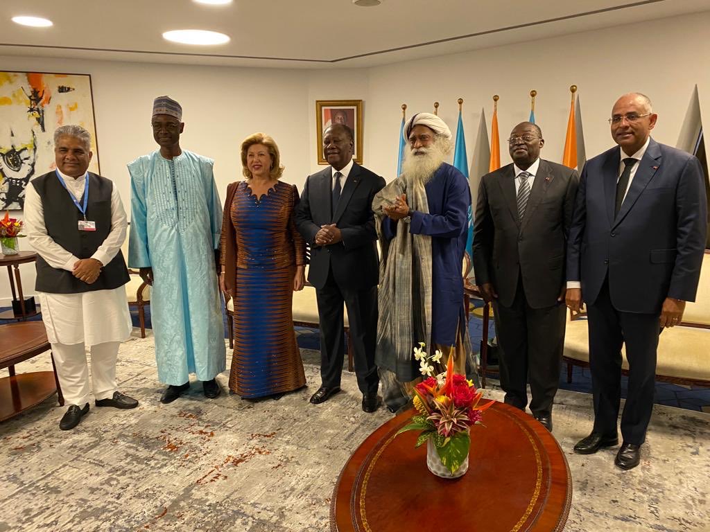 ibrahimthiaw's tweet photo. At the #UNCCDCOP15 in Abidjan, President @AOuattara_PRCI, First Lady Dominique Ouattara, Vice-President and PM of #CotedIvoire welcomed @SadhguruJV and the President of COP14. I was privileged to witness. https://t.co/woVzauVlMT