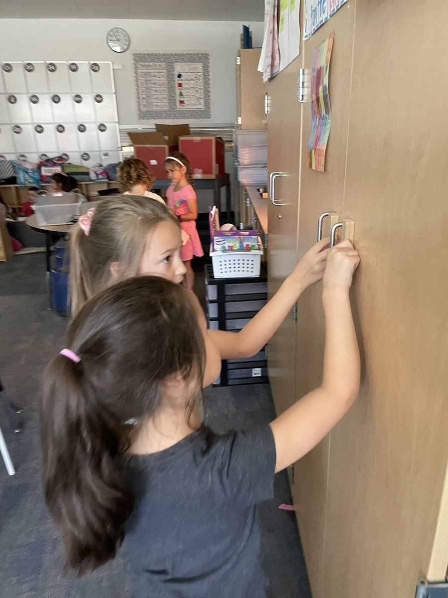 morgankinder2's tweet photo. Today we explored all about MEASUREMENT! We learned that we can use nonstandard units to measure the LENGTH of an object! 📏#bengalpride https://t.co/Tx5hI76NRG