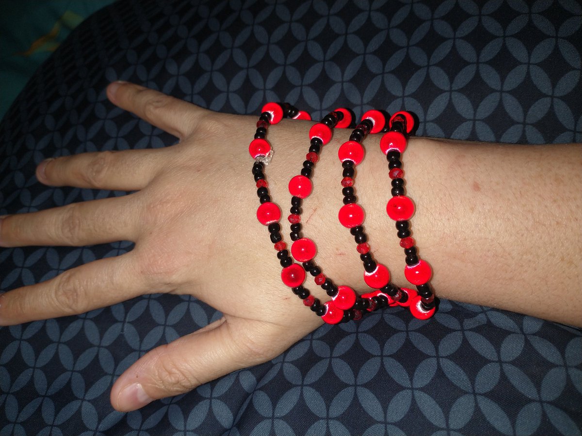 _VioletteRose's tweet photo. The "Black Widow" necklace. Named as such, because of the black and red beads. ♥️ 🖤Crafted in 2017.
It can be worn as a necklace or a bracelet. I prefer to wear it as a necklace.
#crafts #jewelry #beadednecklace #goth #BlackWidow #TheVioletteRose #VioletteRose https://t.co/ssKatmWnm9
