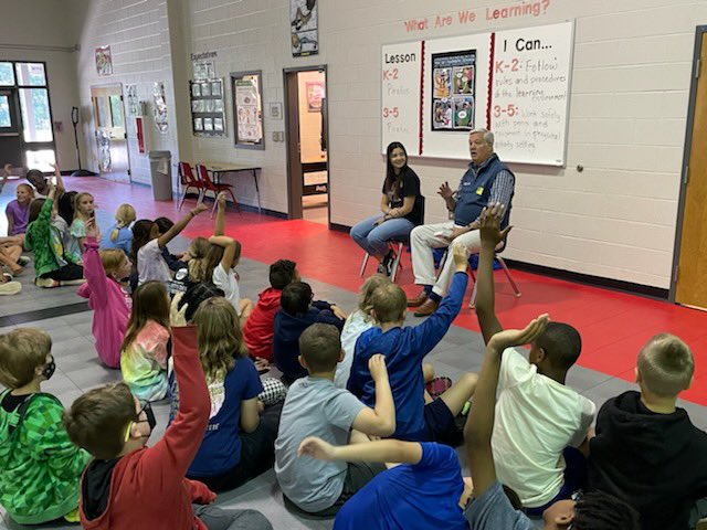 PickettsMillES's tweet photo. Thanks to @PositiveAthGA President/CEO Scott Pederson &amp; @allatoona_hs  athlete Lizzie Dziedzic for coming out to speak to a few of our 4th and 5th grade 🏴‍☠️ classes this week!!! #AnchoredinLeadership #BeTheLight https://t.co/h1RmsvgBFQ