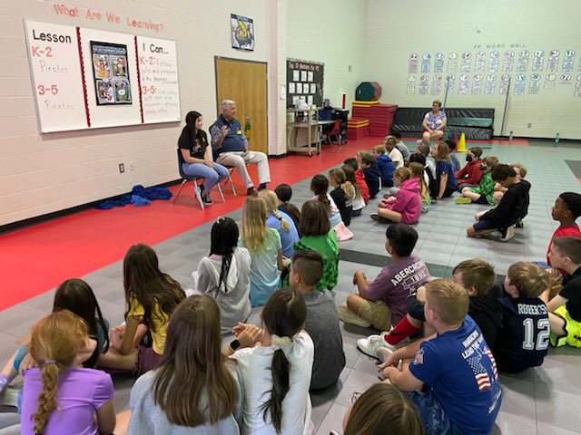 PickettsMillES's tweet photo. Thanks to @PositiveAthGA President/CEO Scott Pederson &amp; @allatoona_hs  athlete Lizzie Dziedzic for coming out to speak to a few of our 4th and 5th grade 🏴‍☠️ classes this week!!! #AnchoredinLeadership #BeTheLight https://t.co/h1RmsvgBFQ