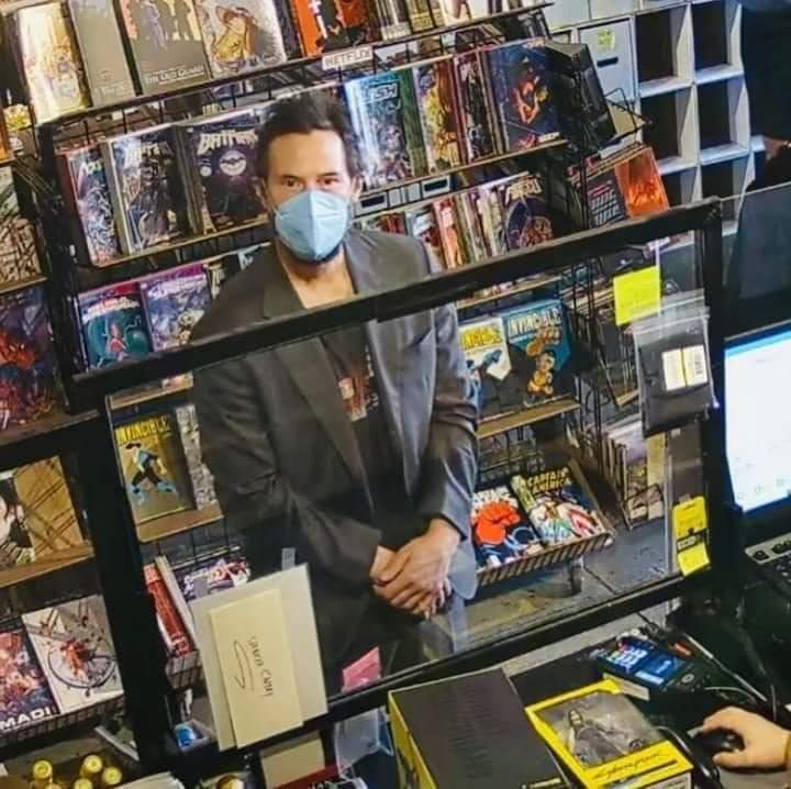 Chema_Ponze's tweet photo. Keanu Reeves en una librería de cómics comprando su propia figura de John Wick. https://t.co/zEHxB2Zv9R