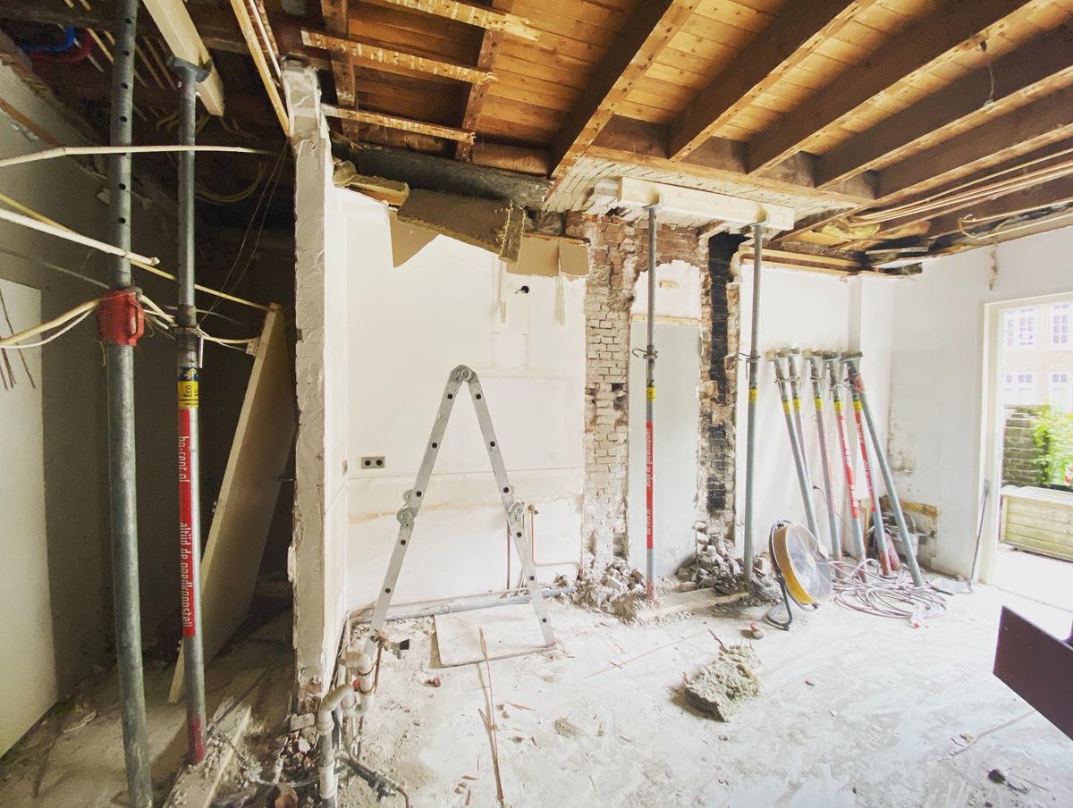 sylviafase's tweet photo. Zó leuk een project in uitvoering in de buurt, steeds even een kijkje nemen.. nu het sloopwerk, alle nep plafonds eruit, wanden eruit en stalen balken erin. Maar wat een ruimtewinst en mooie hoogte! #haagsappartement #verbouwing #interieur #fase13 #uwbinnenhuisarchitect https://t.co/yoVpmeAZ8G