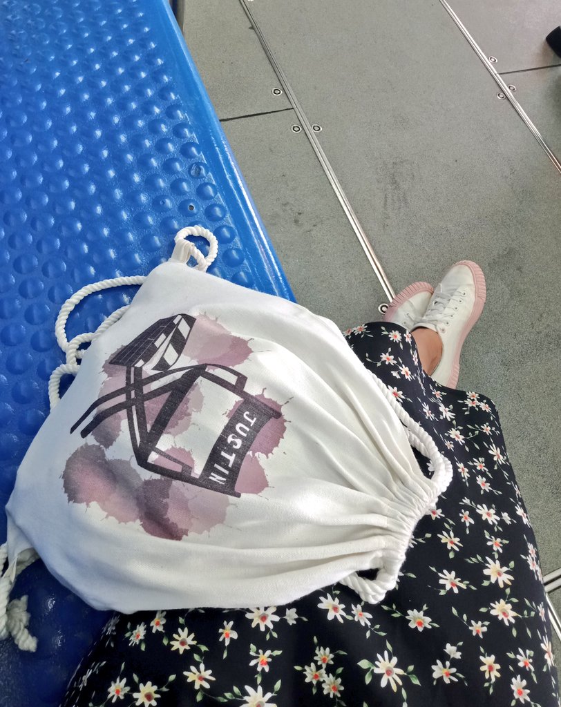 jxstxndedios's tweet photo. sharing my unexpected encounter uli with @jah447798 🫶 (actually buong fam sila nung time na yan) hesitant ako lumapit nung una kasi medyo matao sa mall kaya nagpaalam ako kay tita gemma ✨

ps. yung stringbag ko jah yung design tas sabi niya "wow" 🥰

@SB19Official
#SB19_JUSTIN https://t.co/k485G0ORZZ