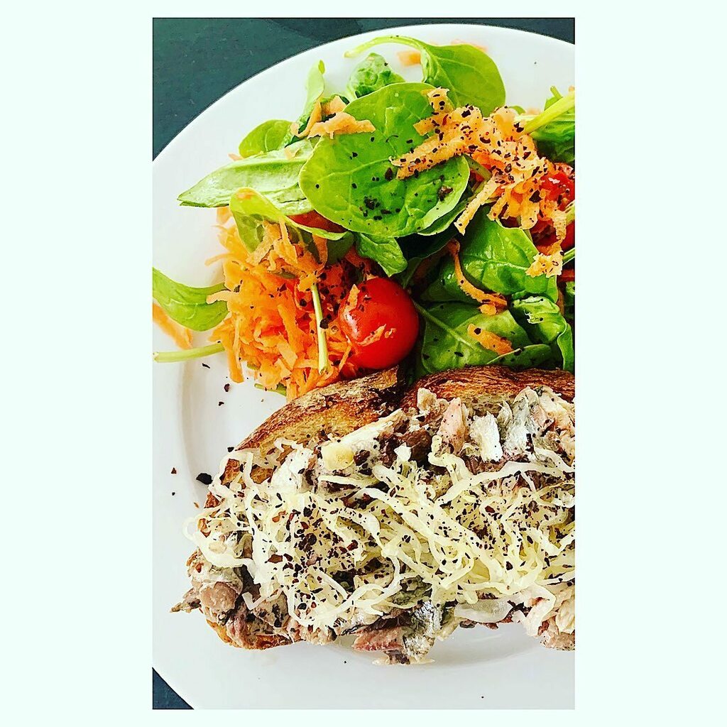Penandspoon's tweet photo. Lunch: sardines and sauerkraut on sourdough toast with Urfa chilli pepper and a side of rabbit food.😇
.
#tinnedfish #tinnedsardines #sardines #sardinesontoast #sauerkraut #fermentedfoods #probiotics #prebiotics #salad #eatyourgreens #quicklunchideas … https://t.co/3QO9SKdilc https://t.co/Nx9iJSyrE7