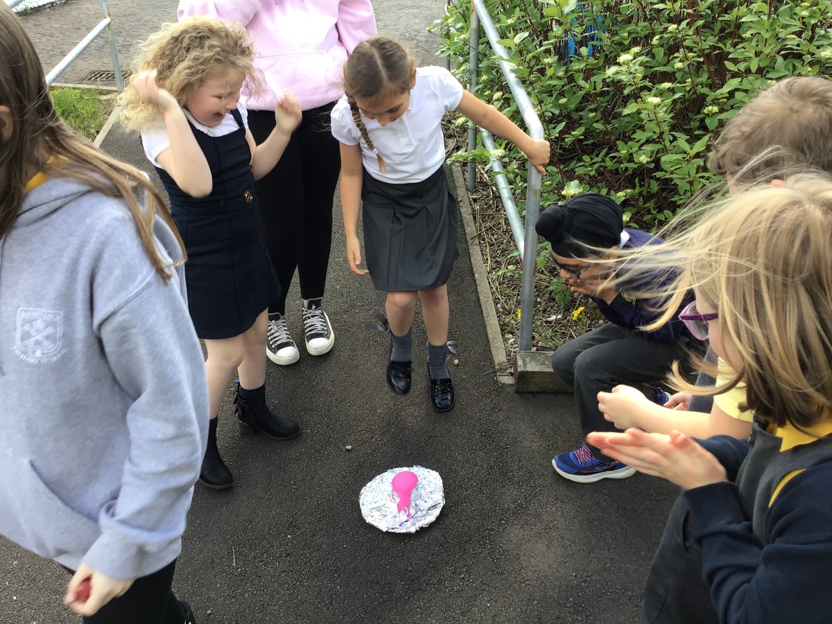 MrsChalmers3's tweet photo. Our amazing @YoungSTEMLeader’s have been running lunchtime clubs for children throughout the school. The P4/3 children loved creating volcanoes and watching them explode! @STEMglasgow @BarmullochP https://t.co/EhbXwr90aG
