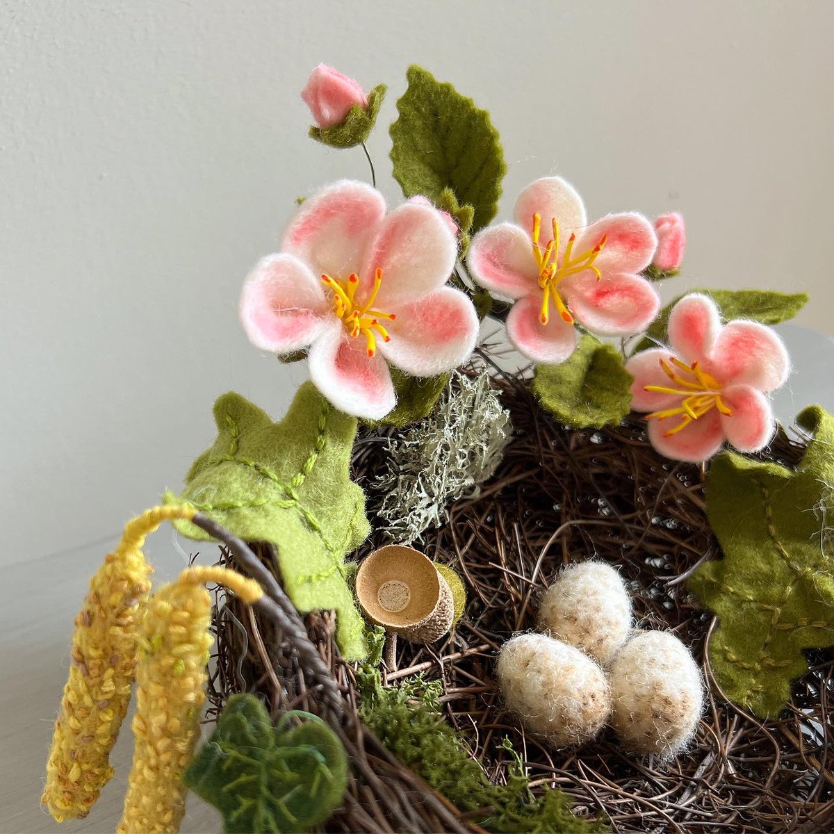 WildandWool's tweet photo. Spring inspiration amongst the apple blossom ❤️❤️❤️
#handemade #needlefelted #robin #Britishbirds #springnest #feltflowers #needlefeltedrobin #choosewool #campaignforwool #madeinBath #wildandwool #fibreartist https://t.co/WXQTGFMYBS