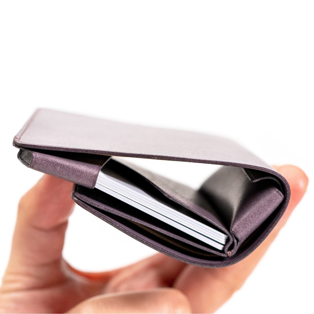 HITOE FOLD ARIA by SATOH Hirotaka at @syrinx_tokyo

This wallet is thin and light as air yet beautiful and very original. Its unique 'HITOE (single layer) Structure' prevents cards and coins from overlapping. bit.ly/3OyMMHU

#miniwallet #cardholder #productaward
