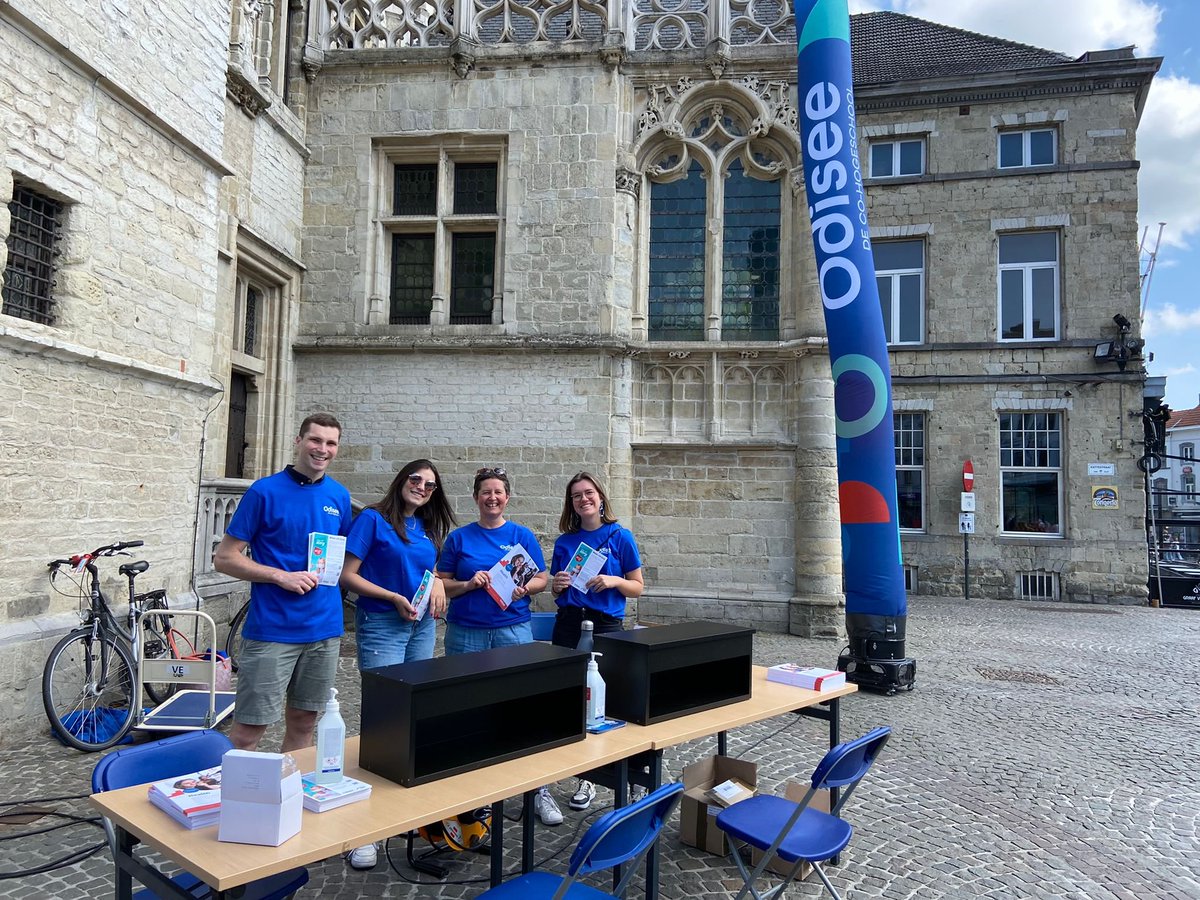 odiseehogesch's tweet photo. Ook in Aalst en Sint-Niklaas trokken onze studenten buiten de campusmuren om voorbijgangers het belang van een goeie handhygiëne uit te leggen.

Op naar een gezondere wereld!🙏 #WeekvandeZorg https://t.co/8OxdXpbpFH