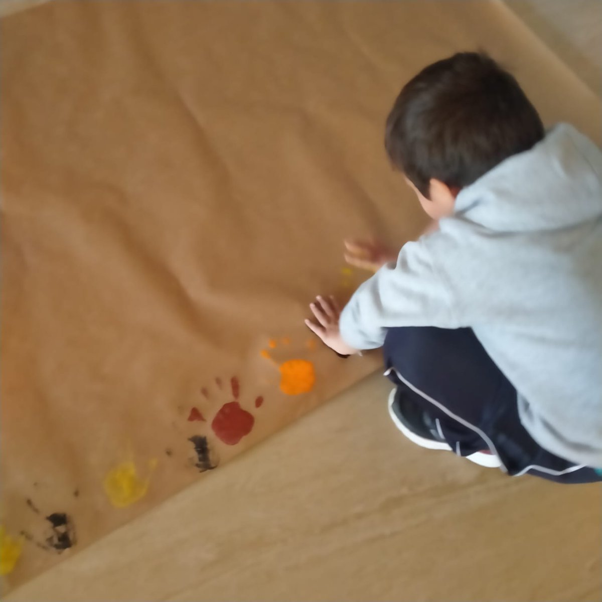 En las clases de 4 años hemos comenzado con nuestro proyecto "Vuelta al pasado" en el que estamos trabajando contenidos sobre la Prehistoria.
Aquí os dejamos algunas de nuestras pinturas rupestres 🤚🏼 y cómo recreamos animales prehistóricos con plasti , como este dientes de sable