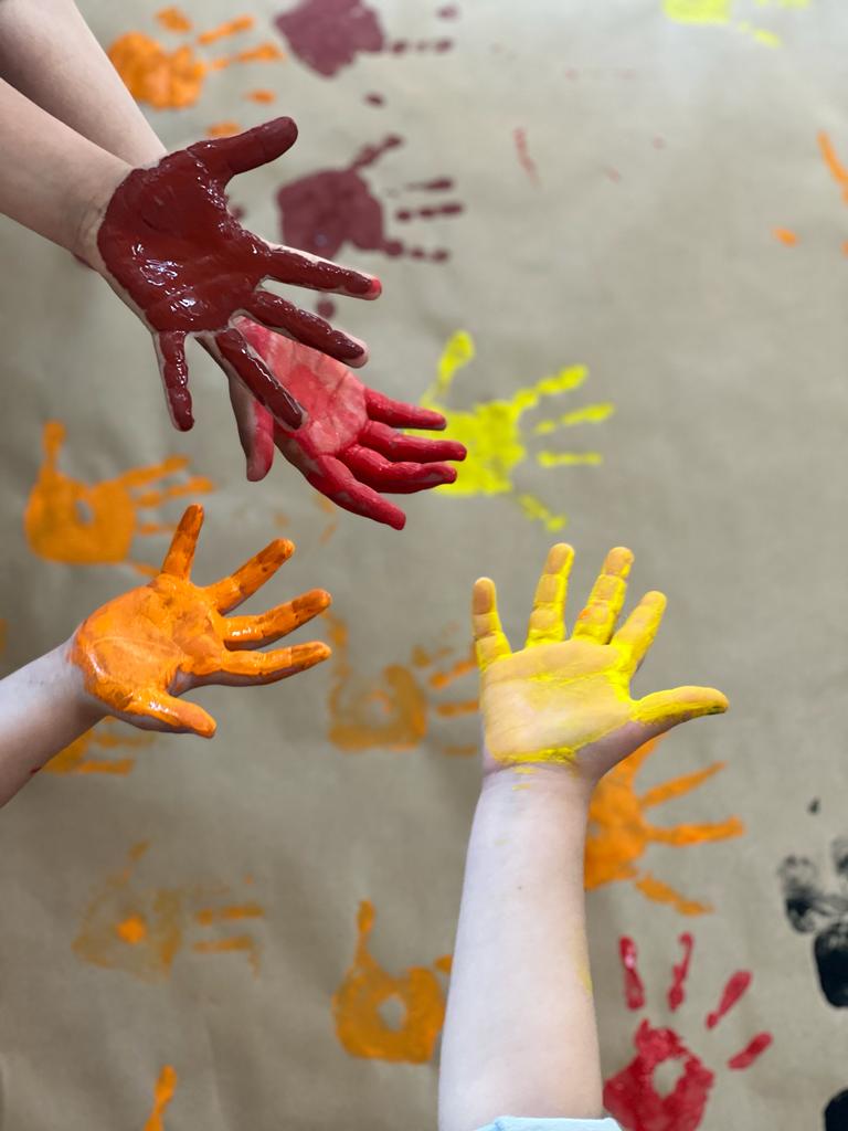 LDV_Fuenlabrada's tweet photo. En las clases de 4 años hemos comenzado con nuestro proyecto "Vuelta al pasado" en el que estamos trabajando contenidos sobre la Prehistoria.
Aquí os dejamos algunas de nuestras pinturas rupestres 🤚🏼 y cómo recreamos animales prehistóricos con plasti , como este dientes de sable https://t.co/Z3IAiSwKxb
