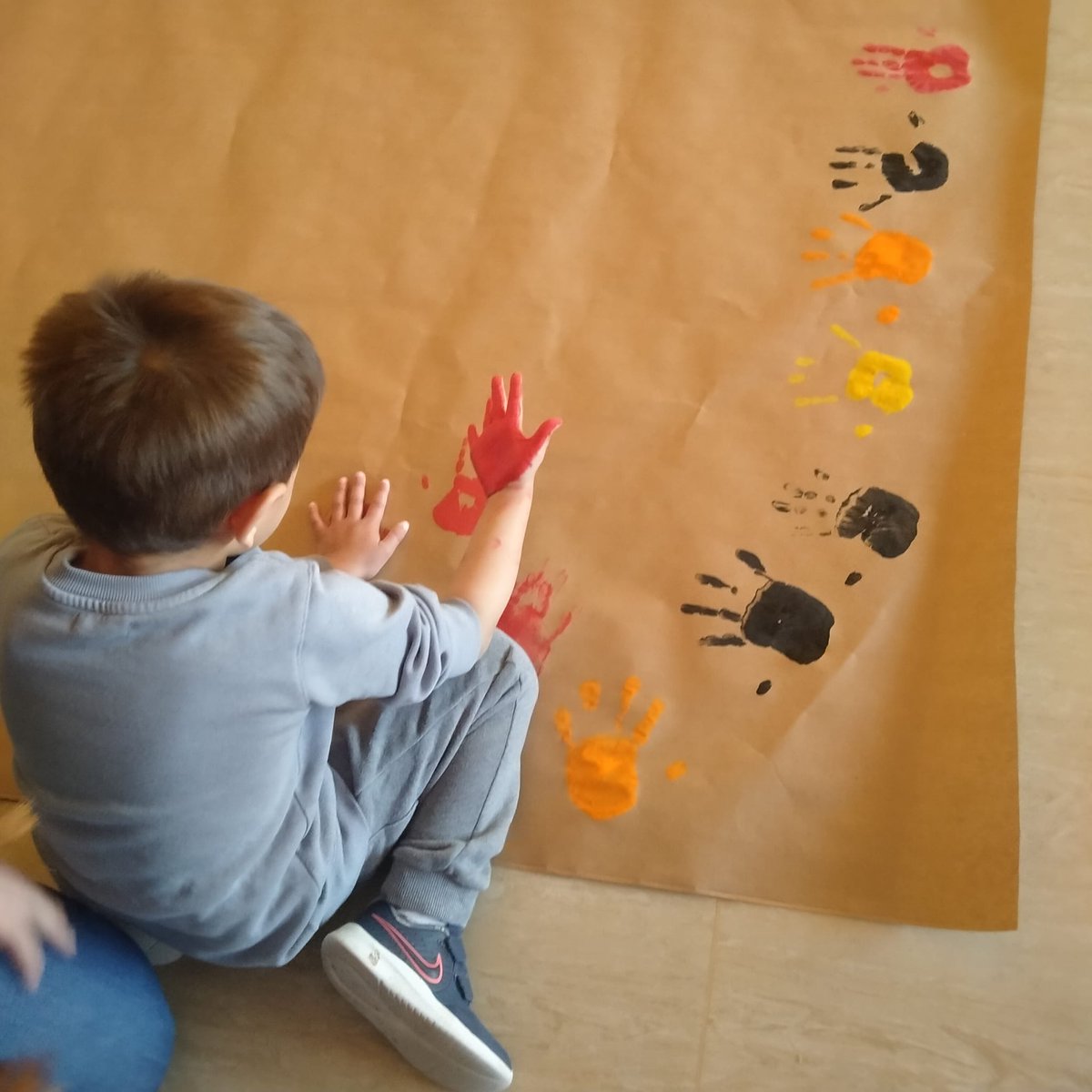 LDV_Fuenlabrada's tweet photo. En las clases de 4 años hemos comenzado con nuestro proyecto "Vuelta al pasado" en el que estamos trabajando contenidos sobre la Prehistoria.
Aquí os dejamos algunas de nuestras pinturas rupestres 🤚🏼 y cómo recreamos animales prehistóricos con plasti , como este dientes de sable https://t.co/Z3IAiSwKxb