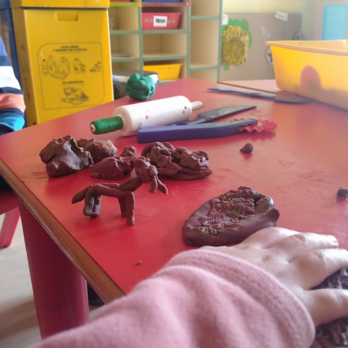 LDV_Fuenlabrada's tweet photo. En las clases de 4 años hemos comenzado con nuestro proyecto "Vuelta al pasado" en el que estamos trabajando contenidos sobre la Prehistoria.
Aquí os dejamos algunas de nuestras pinturas rupestres 🤚🏼 y cómo recreamos animales prehistóricos con plasti , como este dientes de sable https://t.co/Z3IAiSwKxb