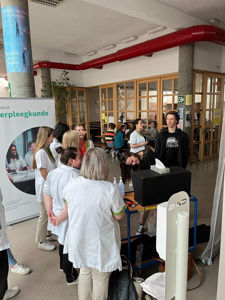 odiseehogesch's tweet photo. Ook in Aalst en Sint-Niklaas trokken onze studenten buiten de campusmuren om voorbijgangers het belang van een goeie handhygiëne uit te leggen.

Op naar een gezondere wereld!🙏 #WeekvandeZorg https://t.co/8OxdXpbpFH