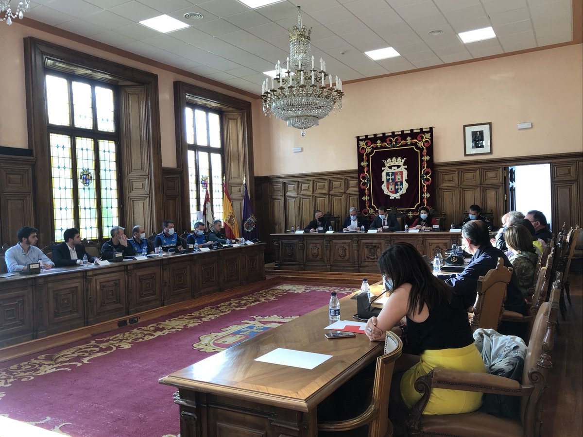 PalenciaAyto's tweet photo. La Junta de Seguridad Local aborda la celebración de la fiesta universitaria de la ITA.

https://t.co/lhojQAG5DD

Se establecerá un dispositivo que garantice la seguridad del evento, con el objetivo de que todo transcurra sin incidentes. https://t.co/BKiruTuoks
