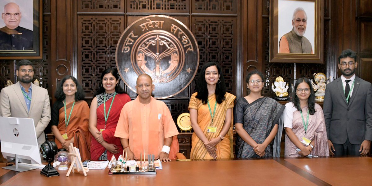 CMOfficeUP's tweet photo. #UPCM @myogiadityanath से लोक भवन में भारतीय प्रशासनिक सेवा (IAS) के उत्तर प्रदेश कैडर के वर्ष 2020 बैच और भारतीय विदेश सेवा (IFS) के प्रशिक्षु अधिकारियों ने शिष्टाचार भेंट की।

मुख्यमंत्री जी ने सभी से जनता के हितों के प्रति समर्पित होकर कार्य करने का आह्वान किया। https://t.co/wLdO9K78eW
