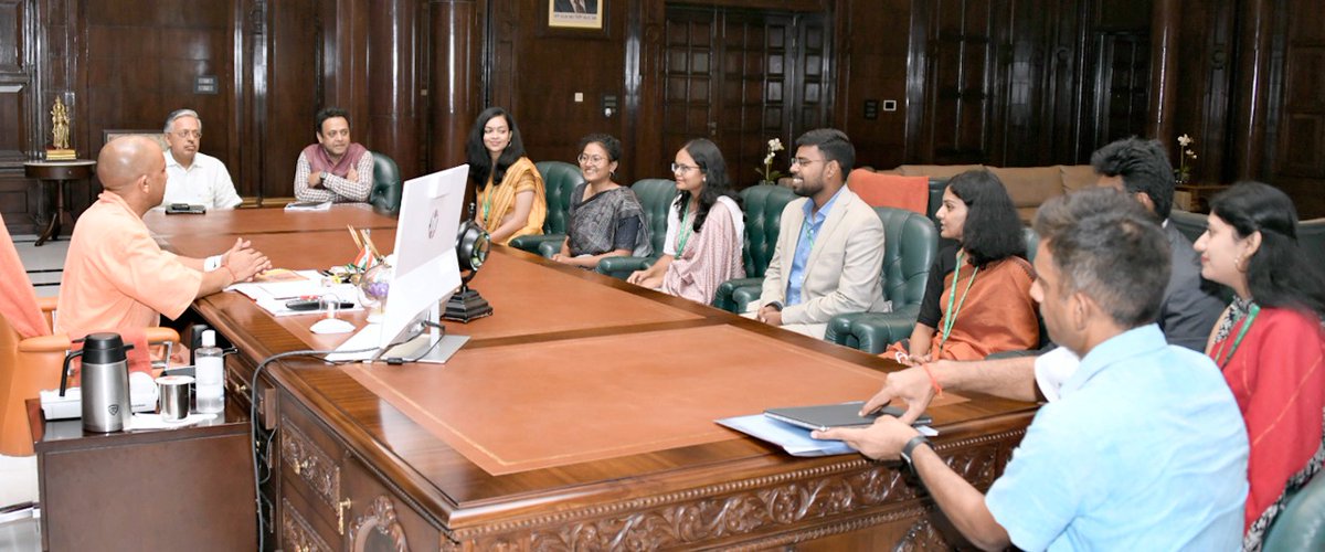 #UPCM <a href="/myogiadityanath/">Yogi Adityanath</a> से लोक भवन में भारतीय प्रशासनिक सेवा (IAS) के उत्तर प्रदेश कैडर के वर्ष 2020 बैच और भारतीय विदेश सेवा (IFS) के प्रशिक्षु अधिकारियों ने शिष्टाचार भेंट की।

मुख्यमंत्री जी ने सभी से जनता के हितों के प्रति समर्पित होकर कार्य करने का आह्वान किया।