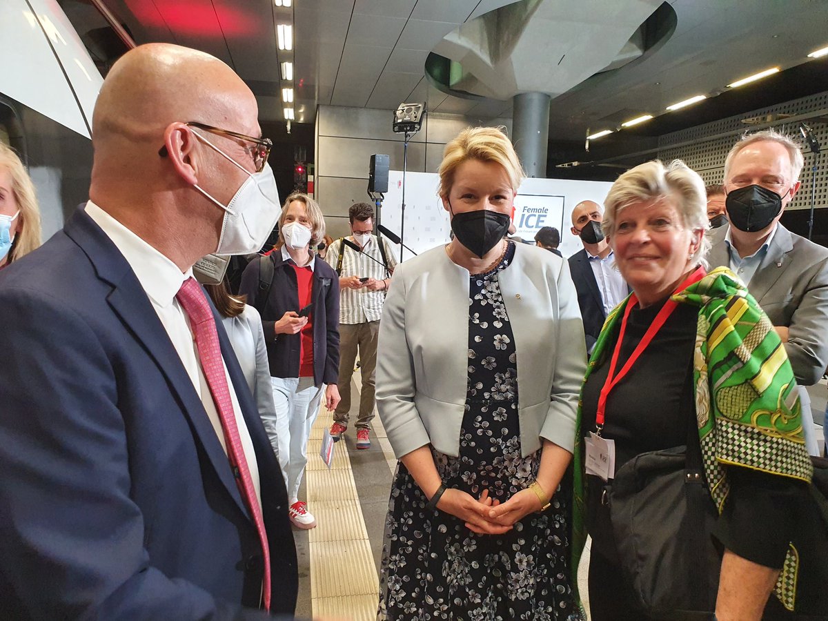 FidAReV's tweet photo. Ankunft des #FemaleICE am HBF Berlin. Vielen Dank an die Regierende Bürgermeisterin Franziska #Giffey für die herzliche Begrüßung. Geballte Frauenpower auch hier in Berlin @bahn @SchulzStrelow
@Katja_official https://t.co/yDPp3fBR7J