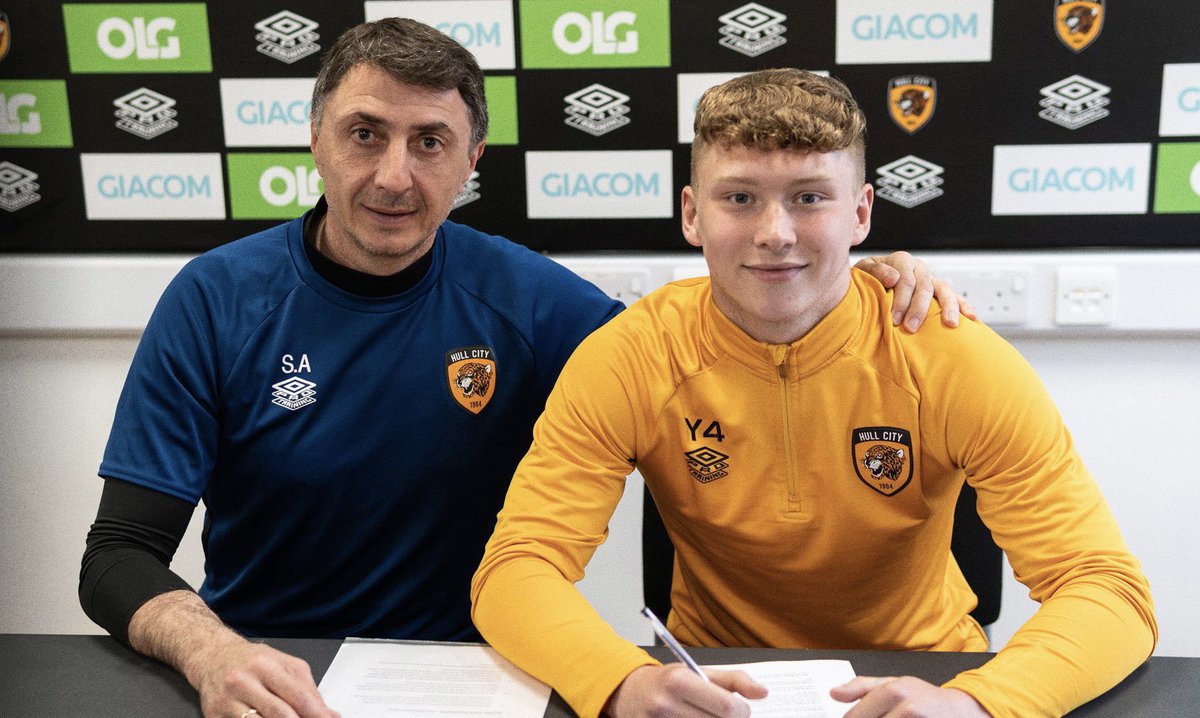 HarryWallis18's tweet photo. Unreal feeling to have signed my first professional contract with @HullCity 🧡🖤 https://t.co/juQklCH4e9