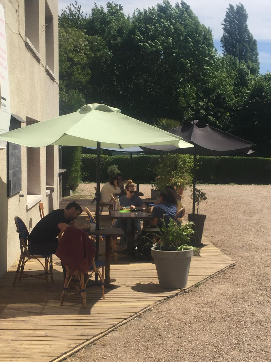 Il fait bon, à l'ombre sur notre terrasse !☀️
En plus de l'arrivée imminente du festival POESIA, voici une autre nouvelle rafraichissante. 💦
Les candidatures pour le Prix CoPo 2023 sont ouvertes ! Rendez-vous  sur  factorie.fr/candidatures-2… pour proposer votre recueil !