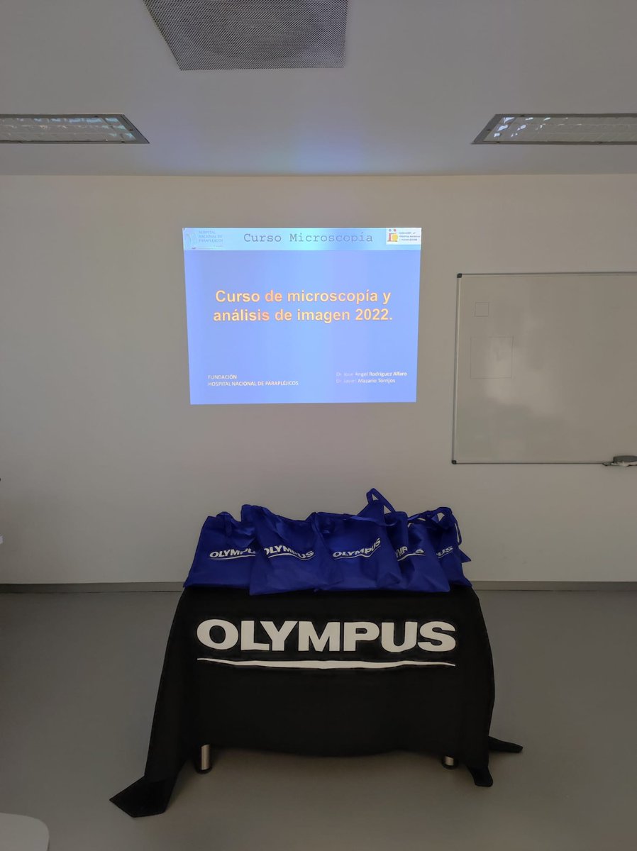 HnpSai's tweet photo. Bienvenidos al #CursoMicroscopia que imparten los Drs @jaraletur y Javier Mazarío en @HNParaplejicos. 
Agradecer a @Olympus_Life_Sc su patrocinio. https://t.co/WIUBPYznSL