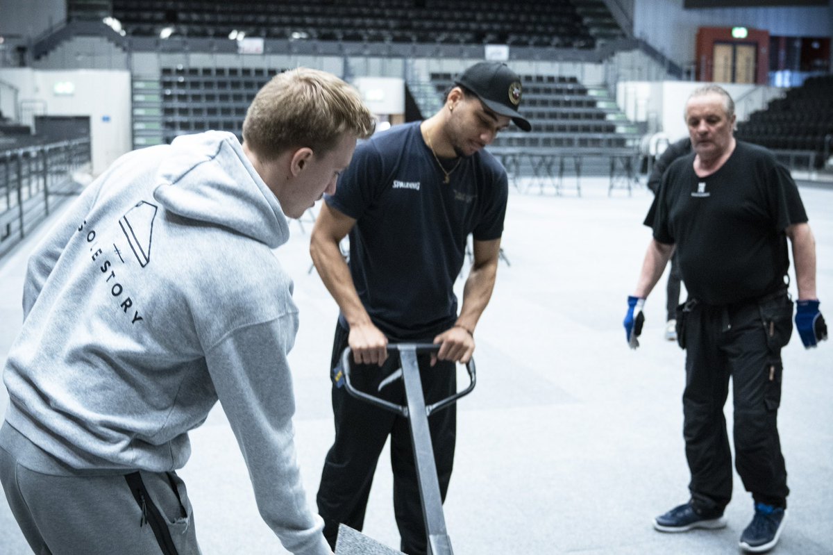 BcLulea's tweet photo. BC Luleås A-lag lägger golv i Luleå Energi Arena inför torsdagens sändningen av Luleå Hockeys avgörande SM-final.

Vi gör det tillsammans! https://t.co/dxCc9ZewZb