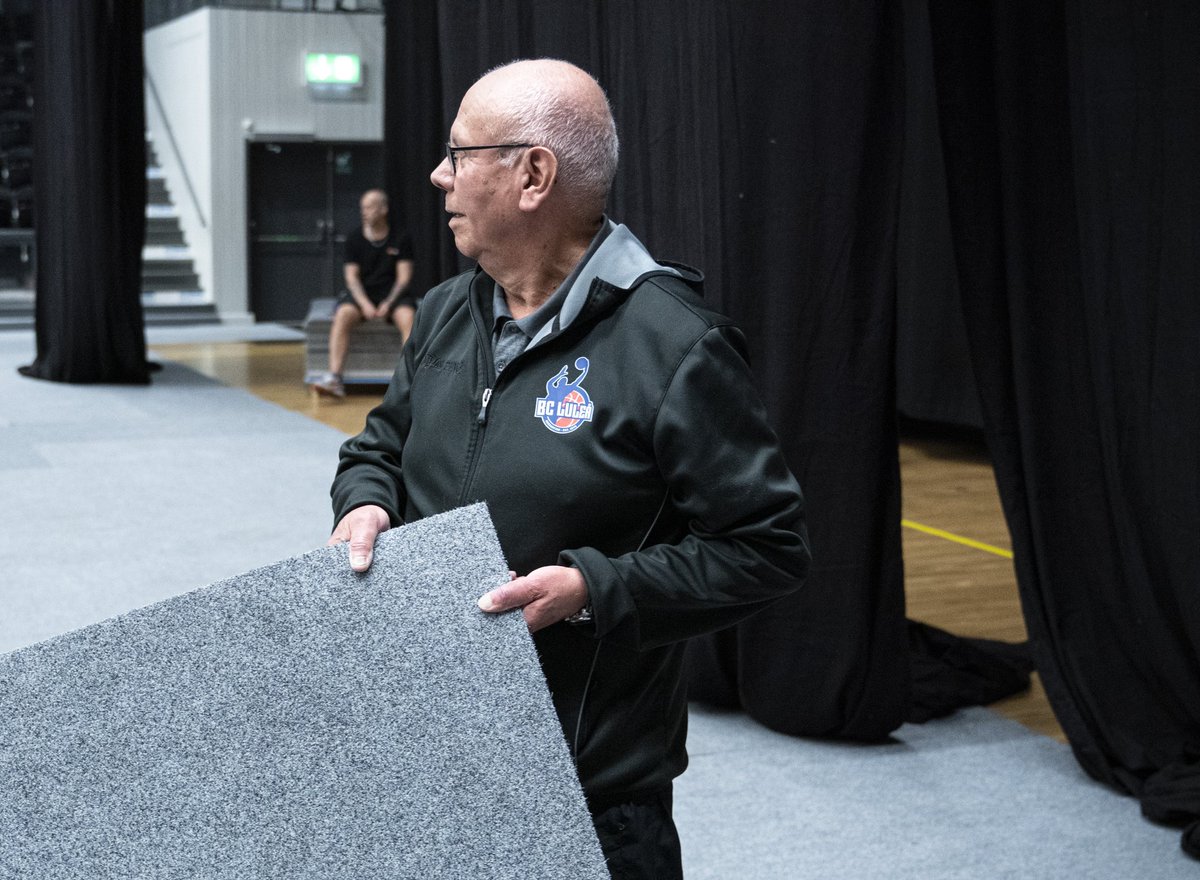 BcLulea's tweet photo. BC Luleås A-lag lägger golv i Luleå Energi Arena inför torsdagens sändningen av Luleå Hockeys avgörande SM-final.

Vi gör det tillsammans! https://t.co/dxCc9ZewZb
