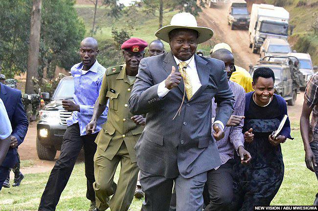 TapolKisya's tweet photo. When museveni first heard of 'runningmate' and had to pick one before an election  #KenyaVsUganda https://t.co/oOiSLH5SS4
