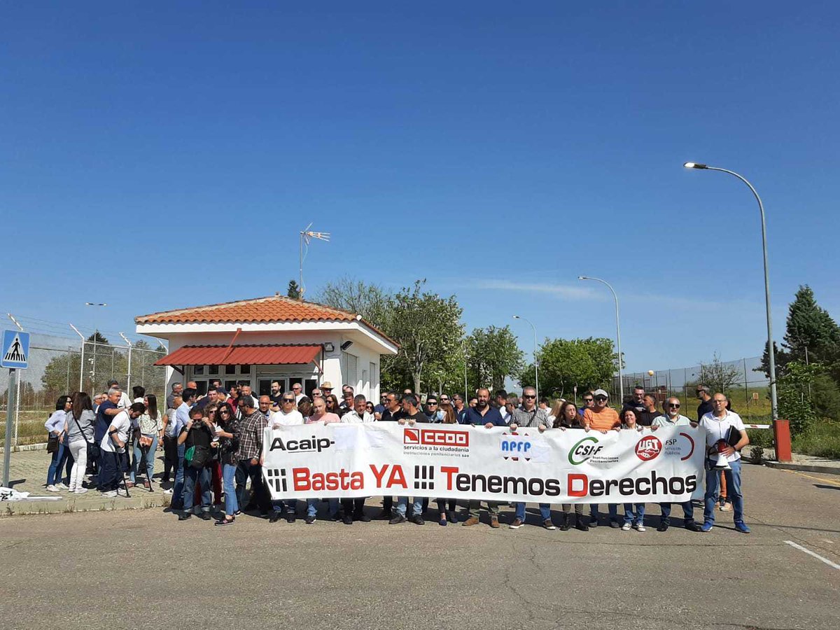 AcaipSindicato's tweet photo. Mas de 100 compañer@s se han concentrado en la  mañana de hoy en el C.P de Valdemoro pidiendo el cese inmediato del director del centro tras los últimos acontecimientos de compañer@s encarcelados por denuncias falsas. https://t.co/QLp97Yijnv