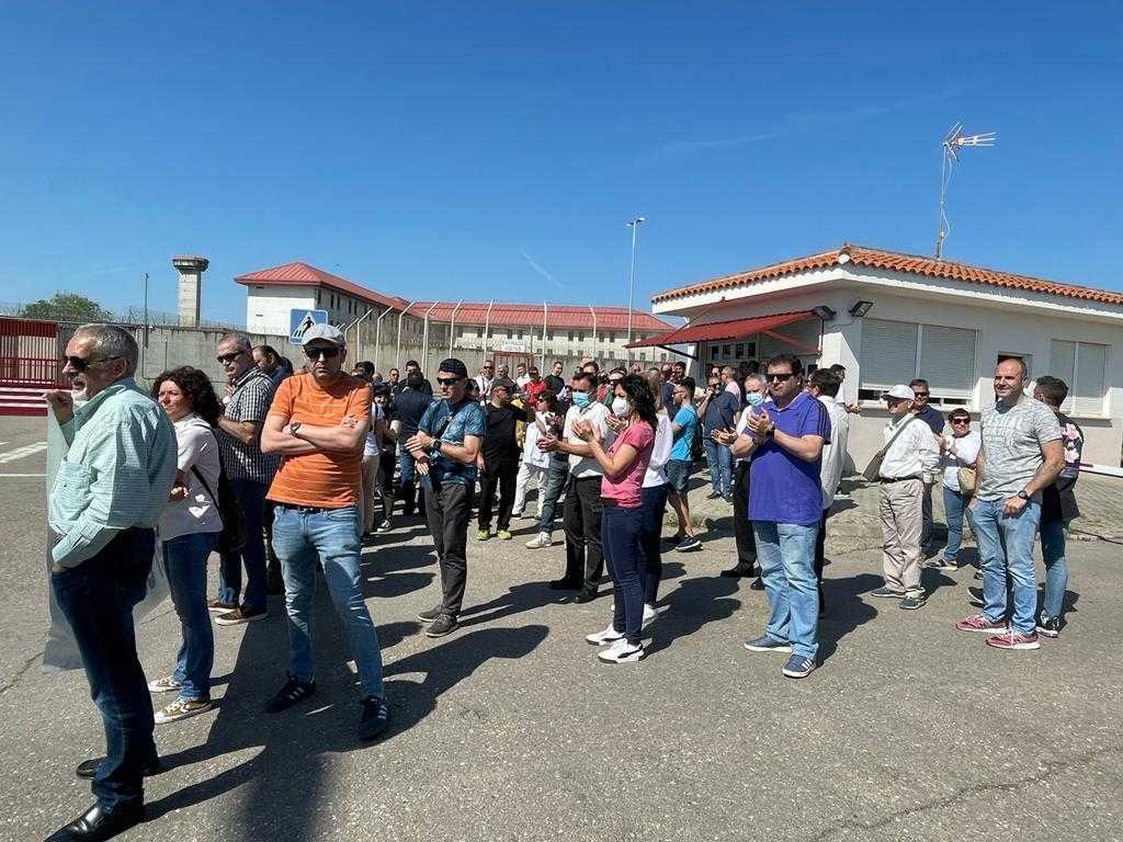 AcaipSindicato's tweet photo. Mas de 100 compañer@s se han concentrado en la  mañana de hoy en el C.P de Valdemoro pidiendo el cese inmediato del director del centro tras los últimos acontecimientos de compañer@s encarcelados por denuncias falsas. https://t.co/QLp97Yijnv