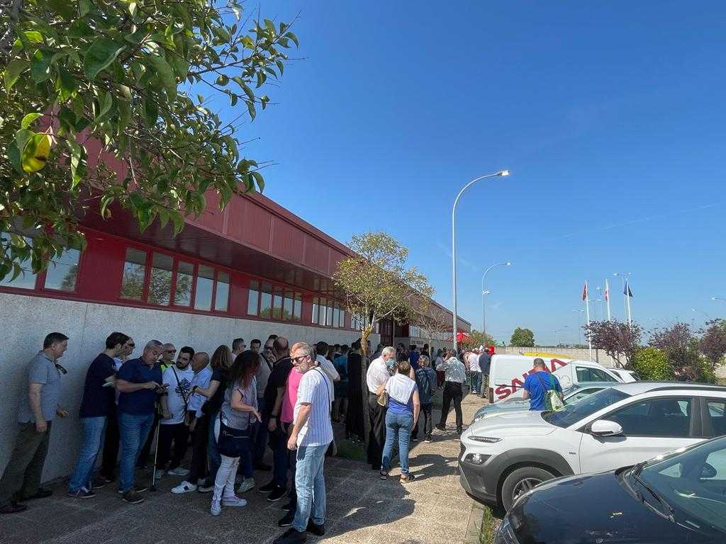 AcaipSindicato's tweet photo. Mas de 100 compañer@s se han concentrado en la  mañana de hoy en el C.P de Valdemoro pidiendo el cese inmediato del director del centro tras los últimos acontecimientos de compañer@s encarcelados por denuncias falsas. https://t.co/QLp97Yijnv