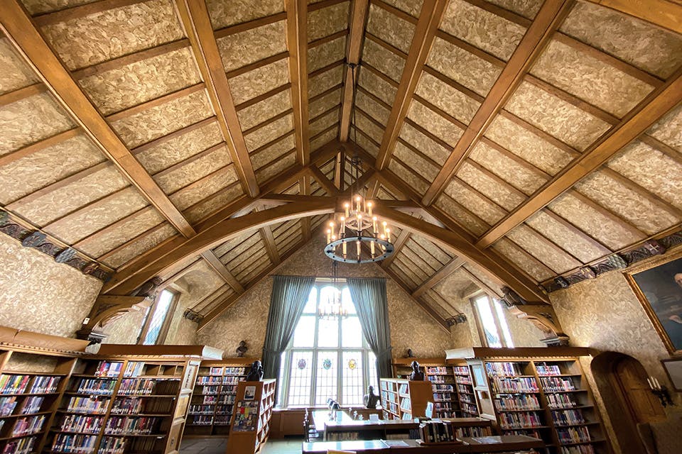 OhioMagazine's tweet photo. Built in 1923, the Wagnalls Memorial Library in #Lithopolis features stained-glass windows, exposed wood beams and 66,000 volumes. 📚

🌸 With spring in full bloom, don't miss the beautiful gardens, either! https://t.co/O8nkXAxtgJ https://t.co/7SulonnOYF