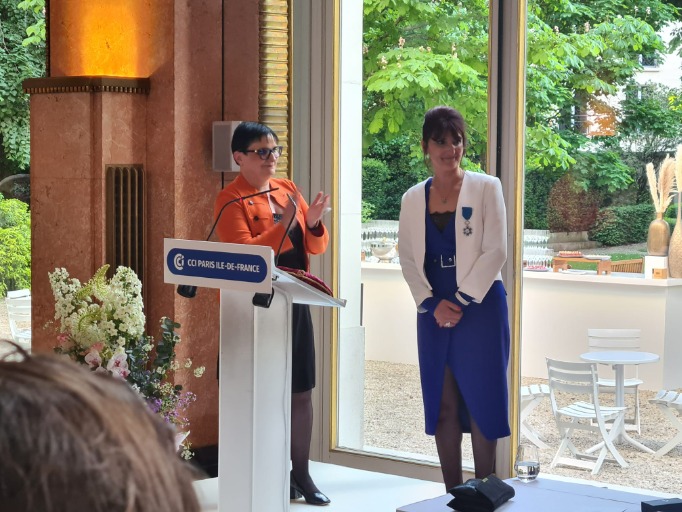 FCEFrance's tweet photo. Notre Présidente FCE de région Île-de-France, @NadiaAyadi10, a été médaillée avant-hier de l’insigne de chevalier de l’ordre national du mérite. 🎖
Toutes nos félicitations à cette #FemmeFormidable pour cette distinction !
#FCE #FemmesFormidables #médaille #insigne #distinction https://t.co/y0xYWV1iXj