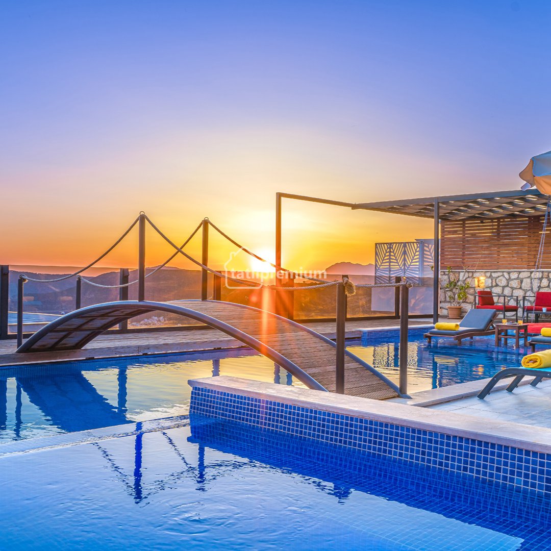 tatilpremium's tweet photo. Villa Ada kendine ait havuzu, bahçesi ve 1 tanesi jakuzili olmak üzere toplam 3  yatak odası ile 6 kişi konaklama kapasitesine sahiptir. Açık ve kapalı 2 adet havuza sahip olan villamızda ayrıca hamam ve sauna bulunmaktadır. 
🌐 Detaylı Bilgi için: https://t.co/AL7RCe7hsv https://t.co/koKay7Mptc
