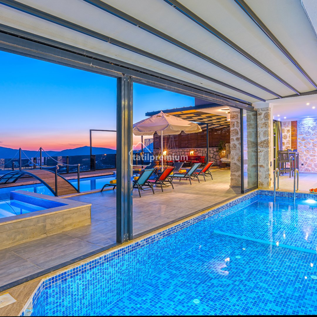 tatilpremium's tweet photo. Villa Ada kendine ait havuzu, bahçesi ve 1 tanesi jakuzili olmak üzere toplam 3  yatak odası ile 6 kişi konaklama kapasitesine sahiptir. Açık ve kapalı 2 adet havuza sahip olan villamızda ayrıca hamam ve sauna bulunmaktadır. 
🌐 Detaylı Bilgi için: https://t.co/AL7RCe7hsv https://t.co/koKay7Mptc