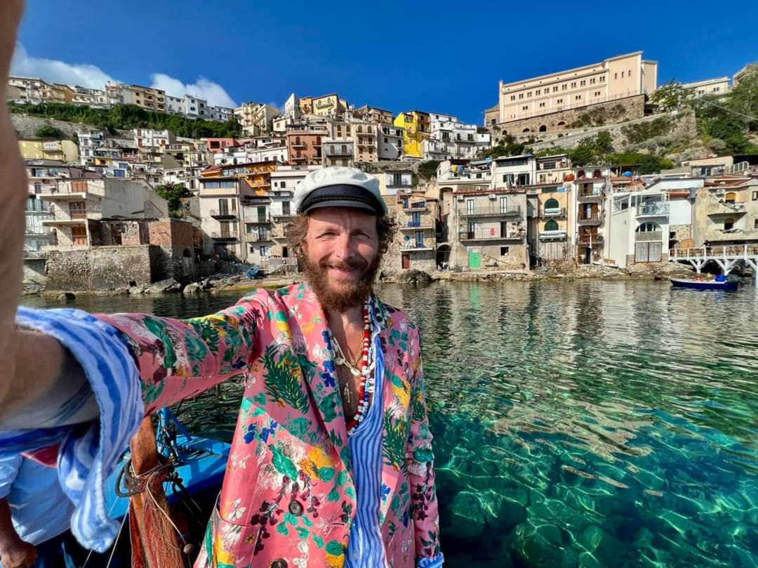 Anche #Jovanotti ammaliato dalla bellezza di #Chianalea. Oggi le riprese del suo ultimo videoclip tra #Scilla e #Gerace. Un'altra splendida vetrina internazionale per il territorio della nostra Città Metropolitana di #ReggioCalabria
<a href="/lorenzojova/">Lorenzo Jovanotti</a> 🌅
