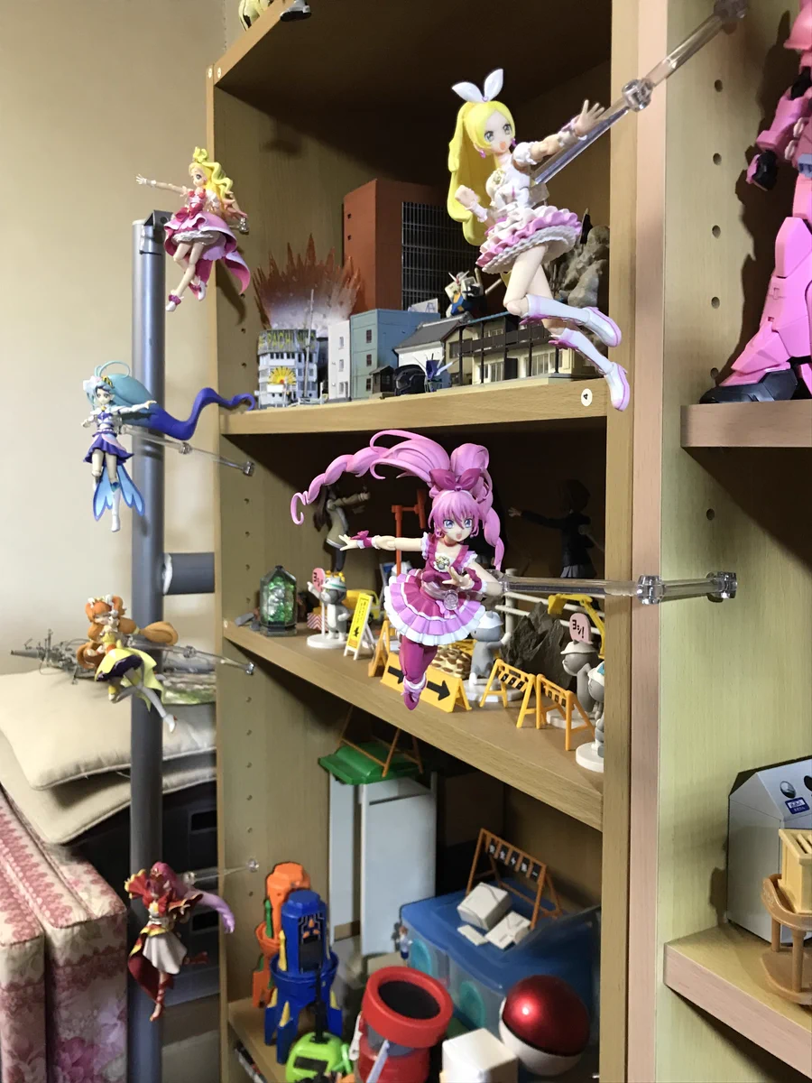 本棚の段を固定する穴とフィギュアーツのスタンドの軸がほぼ同じらしい…