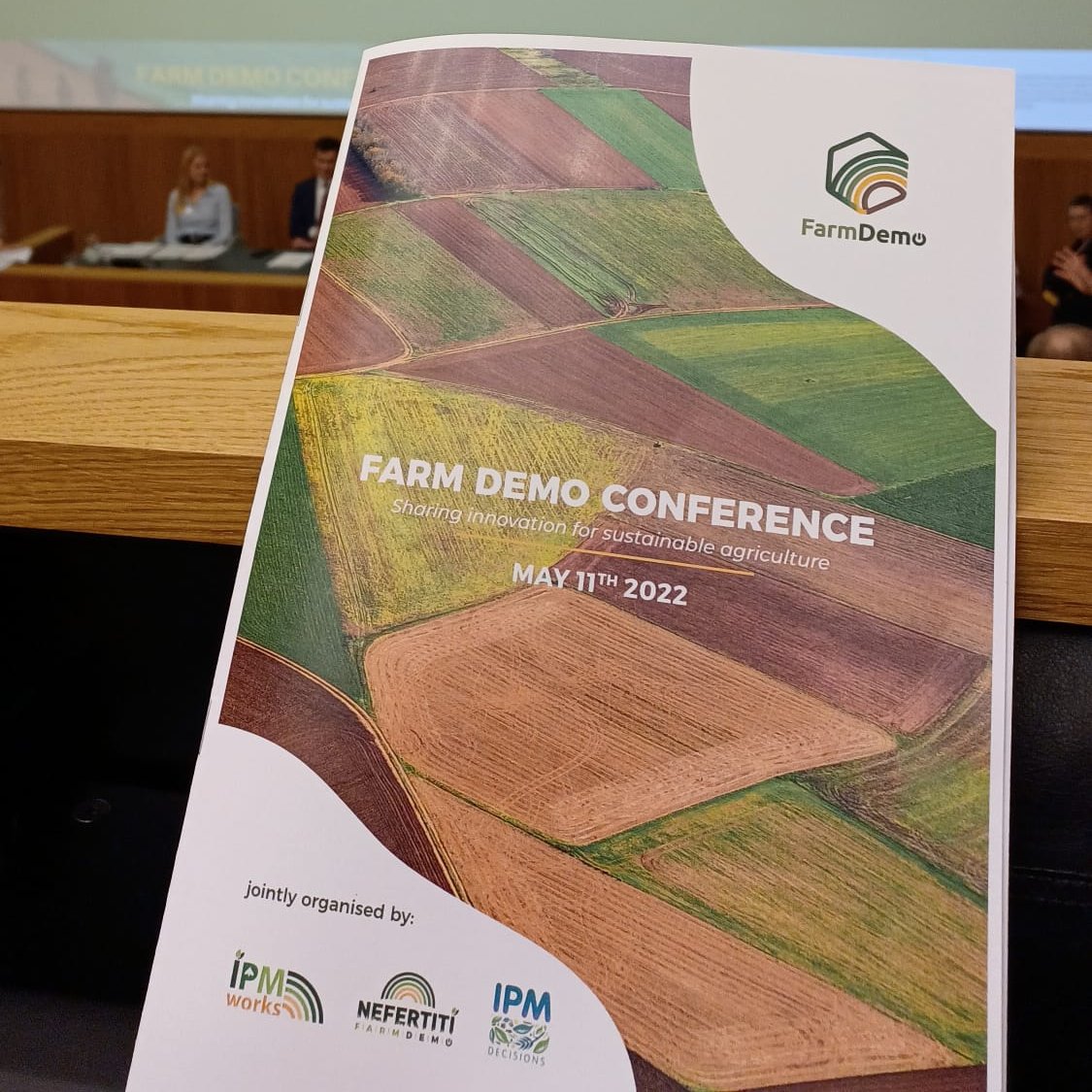 InstitutElevage's tweet image. 🔴 En direct | #FarmDemoConference2022
↪ Conférence commune @NEFERTITI_EU @H2020IPMWorks @IpmDecisions 
👉 3 projets 🇪🇺 sur les visites de démonstrations en #ferme 🚜
▶  Élément clé pour faciliter l&apos;échange afin de faciliter l&apos;#innovation vers des systèmes + durables
 #FarmDemo