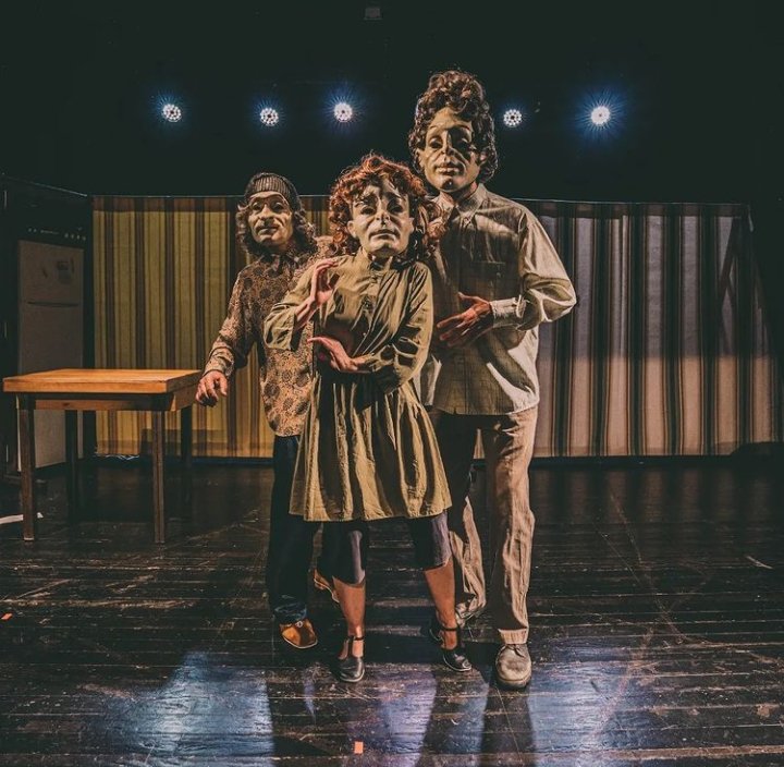 👉 <a href="/ciamigrants/">Migrants</a>  VPO  Teatre gestual amb màscara que planteja la problemàtica actual de l’habitatge, la complexitat de la burocràcia, els processos jurídics, la pèrdua d’identitat que generen els processos de gentrificació de les ciutats .
13,14 i 15 /05 al Catalina Valls.