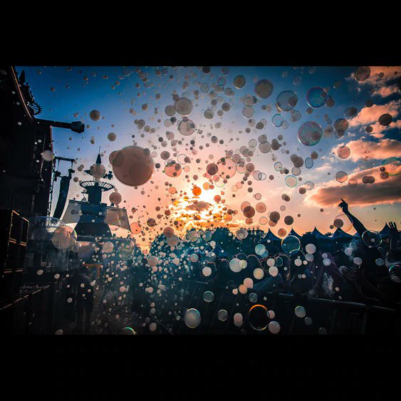 Smoke Bubble Machines available to hire💨(fluid also available for purchase). Can produce up to 6,000 large bubbles per minute on standard or UV bubble fluid combined with smoke. Suitable for large indoor and outdoor events🏟️