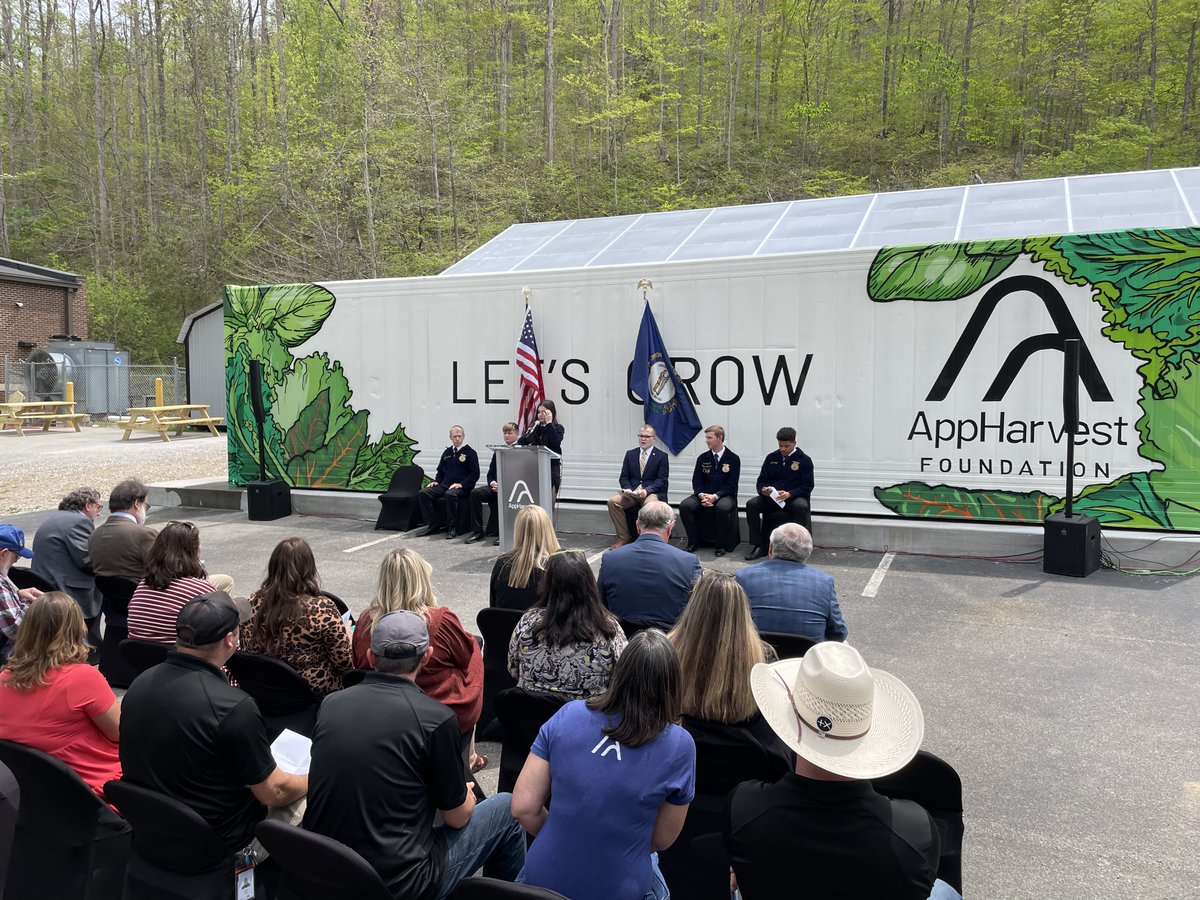 SOAR_EKY's tweet photo. Let's GROW! @AppHarvest launched its newest container farm with @MCHSWildcats. We're grateful for the #EasternKentucky partners who made this project a reality: @MCTC_Tweets and @USDOL.
#appalachia #EKY #farmingnow #letsgrow https://t.co/4DSq5WkbT1