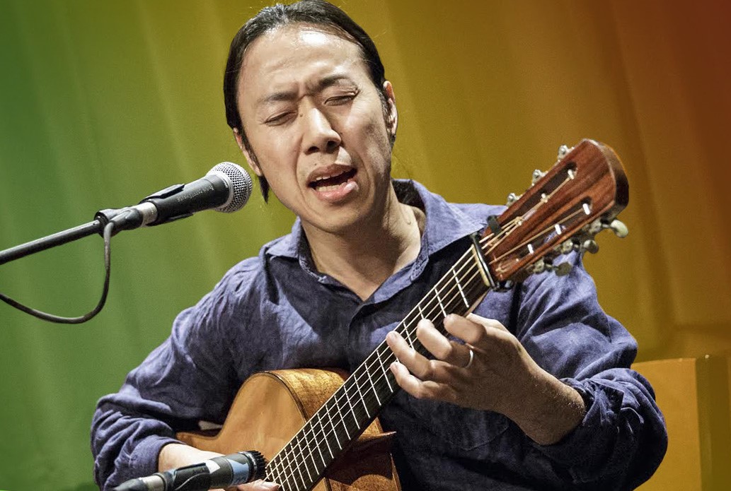 StoryConnect's tweet photo. International acclaimed guitarist, singer, and storyteller Hiroya Tsukamoto transports his audience to another place and time through songs and stories inspired by culture, travel, and the beautiful people he has been fortunate to meet. #AAPI #AAPIMonth #APAMonth #APAHeritage https://t.co/rb9IF2185Y