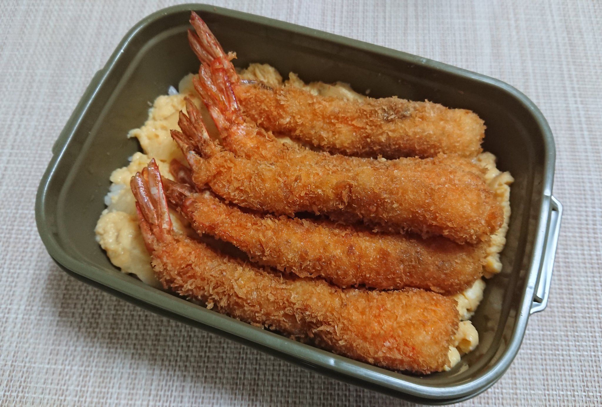 ぺこちゃん 明日のお弁当 えびフライ丼 エビフライの下には ダシの効いた玉子丼になってます 具材は玉ねぎだけです お弁当 お弁当記録 お弁当作り楽しもう部 おべんとう お腹ペコリン部 自分弁当 地味弁 自炊 自炊記録 T Co
