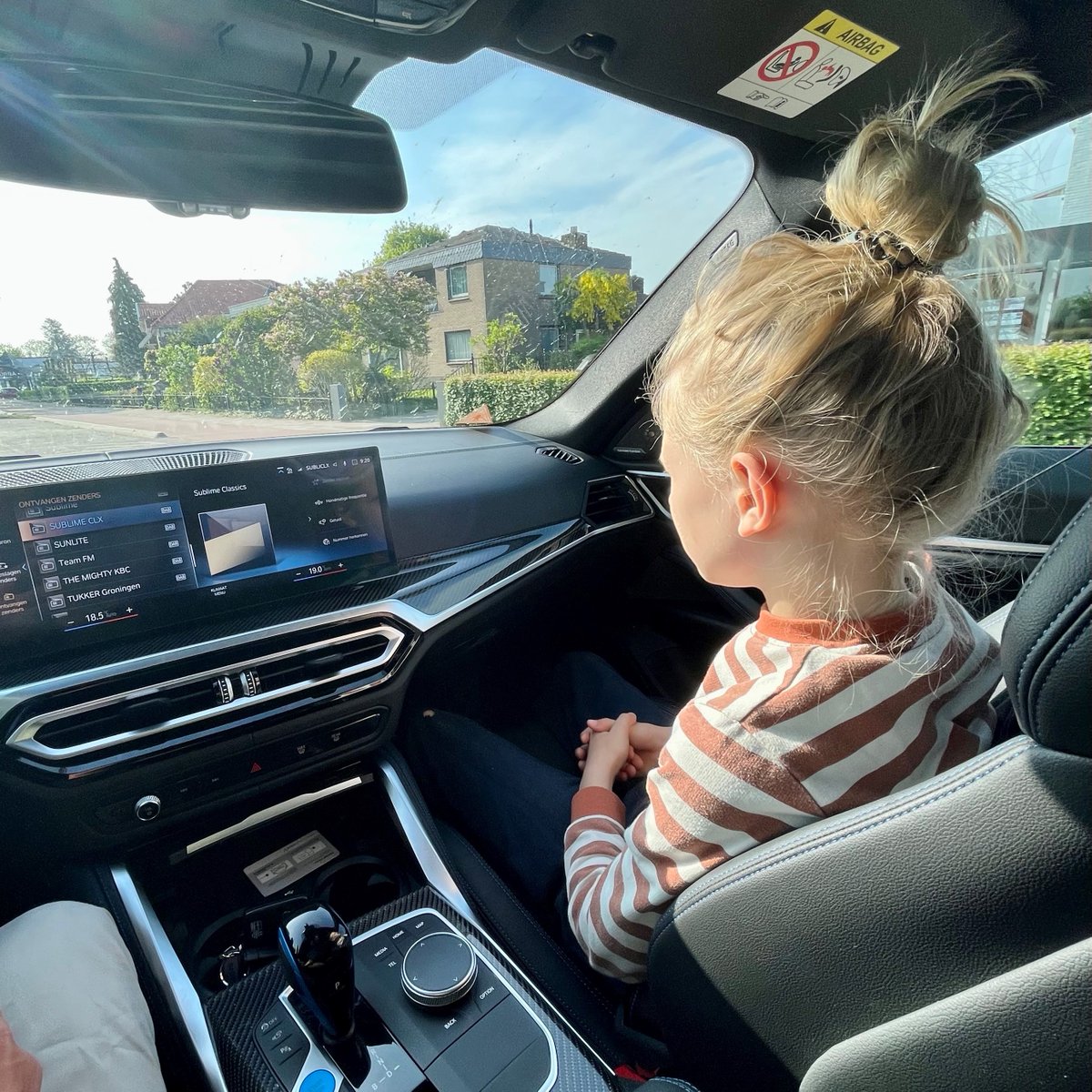 LeaseRoute's tweet photo. Afgelopen week hebben we van onze vaste BMW-dealer de brute BMW i4 M50 mogen testen😇. Wat een beest! Ook Ot (9) was onder de indruk van de elektrische Gran Coupé, niet in de laatste plaats vanwege de elektrisch bedienbare voorstoel😊. Bedankt voor deze fijne geste @KalfsbeekBMW! https://t.co/TMwNMm3utY