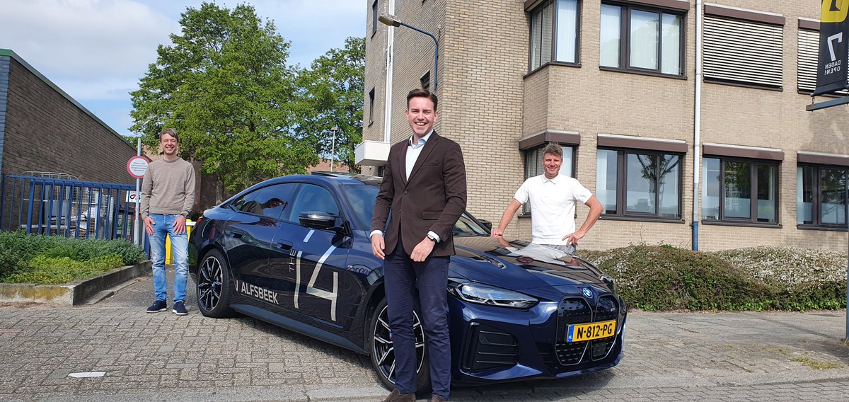 LeaseRoute's tweet photo. Afgelopen week hebben we van onze vaste BMW-dealer de brute BMW i4 M50 mogen testen😇. Wat een beest! Ook Ot (9) was onder de indruk van de elektrische Gran Coupé, niet in de laatste plaats vanwege de elektrisch bedienbare voorstoel😊. Bedankt voor deze fijne geste @KalfsbeekBMW! https://t.co/TMwNMm3utY