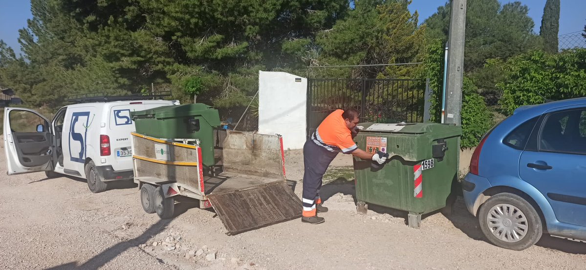 SercomosaN's tweet photo. Limpieza y mantenimiento de contenedores.

Colocamos pegatinas para recordar que los residuos hay que depositarlos dentro del contenedor y SIEMPRE con la tapa cerrada.

👉Recuerda ❗️ si dejas la tapa abierta puedes ser sancionado según la Ordenanza municipal.

#ContenedordeResto https://t.co/hKaDXSCOTS