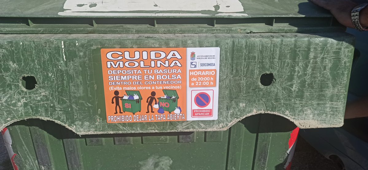 SercomosaN's tweet photo. Limpieza y mantenimiento de contenedores.

Colocamos pegatinas para recordar que los residuos hay que depositarlos dentro del contenedor y SIEMPRE con la tapa cerrada.

👉Recuerda ❗️ si dejas la tapa abierta puedes ser sancionado según la Ordenanza municipal.

#ContenedordeResto https://t.co/hKaDXSCOTS