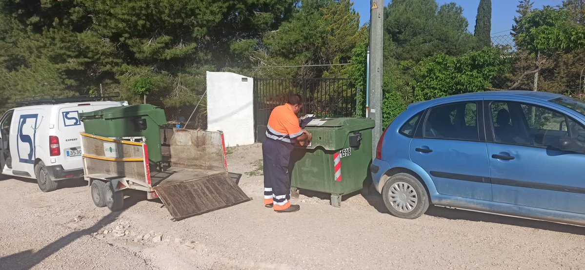 SercomosaN's tweet photo. Limpieza y mantenimiento de contenedores.

Colocamos pegatinas para recordar que los residuos hay que depositarlos dentro del contenedor y SIEMPRE con la tapa cerrada.

👉Recuerda ❗️ si dejas la tapa abierta puedes ser sancionado según la Ordenanza municipal.

#ContenedordeResto https://t.co/hKaDXSCOTS
